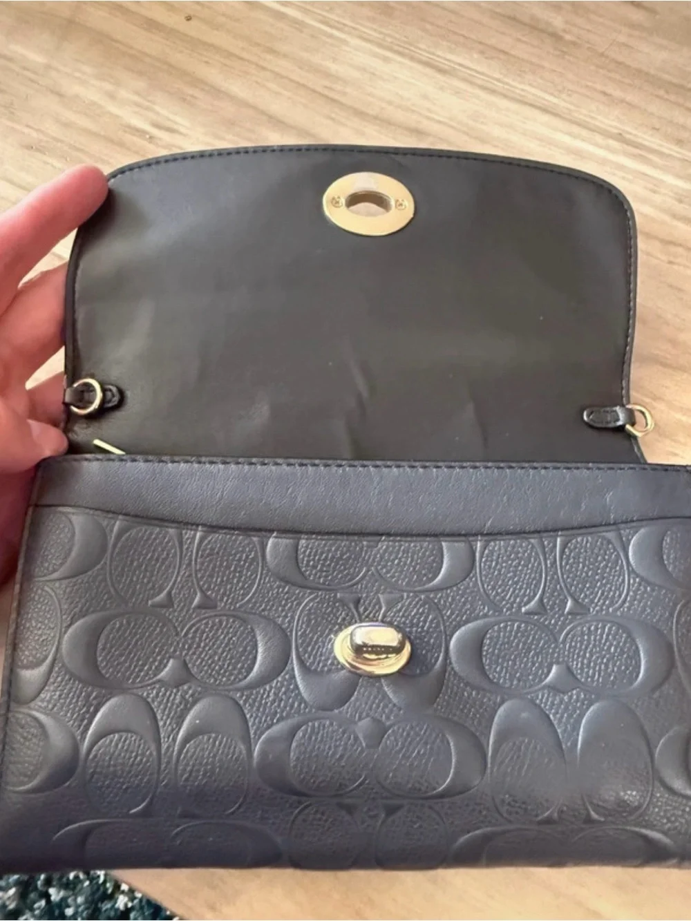 Classic Leather Turnlock Wallet Clutch in Black